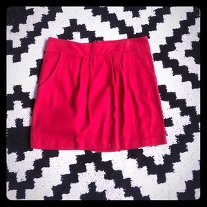 Red skirt with pleats and pockets